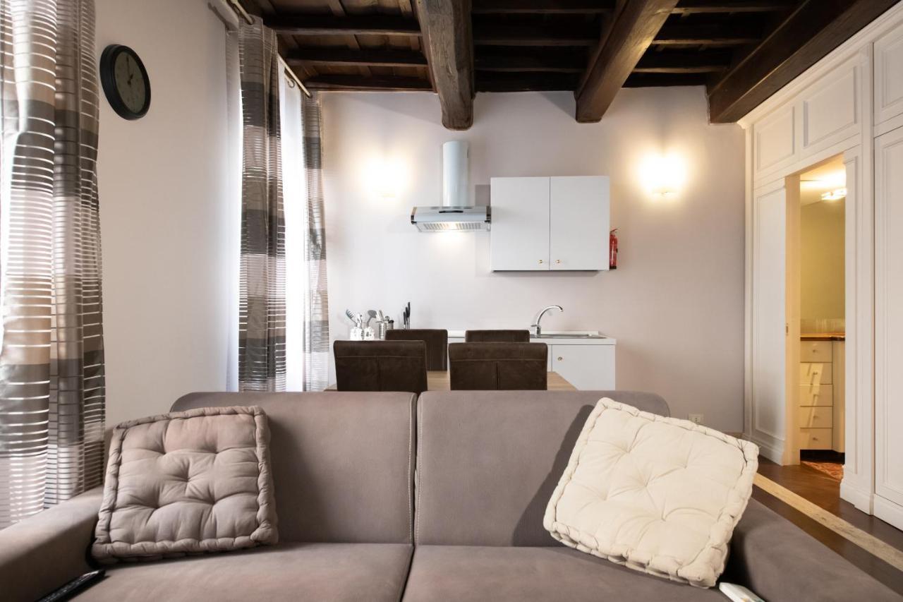 Magenta Collection Crociferi 1 * Roma